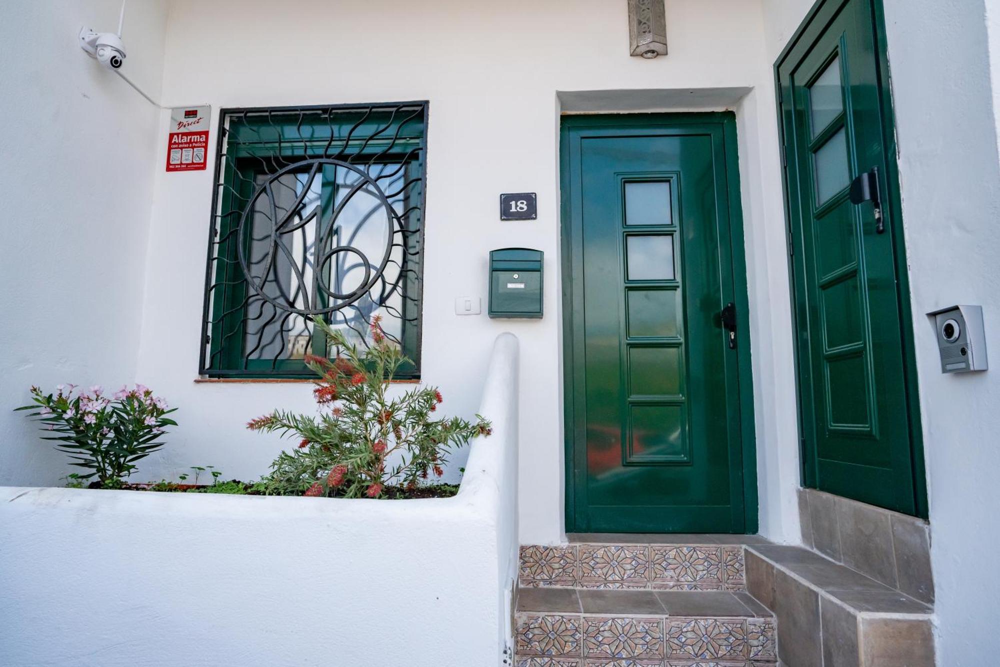 Casa Julio - Alcala Complete Coastal Retreat - Entire Apartment - 3 Min Walk From The Ocean - Shared Entrance With Host Luaran gambar